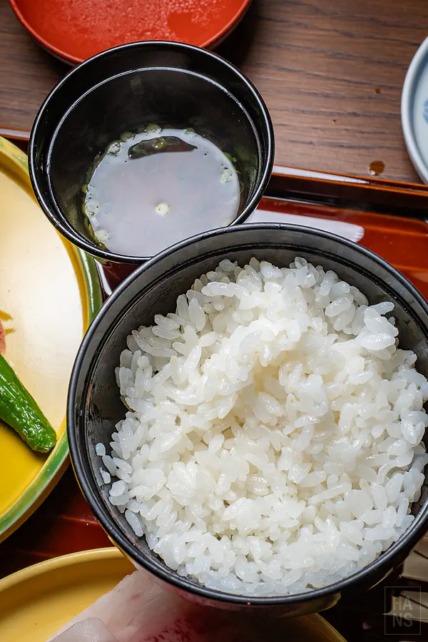 晶瑩剔透粒粒分明超美味的佐賀產白米飯與赤味噌湯