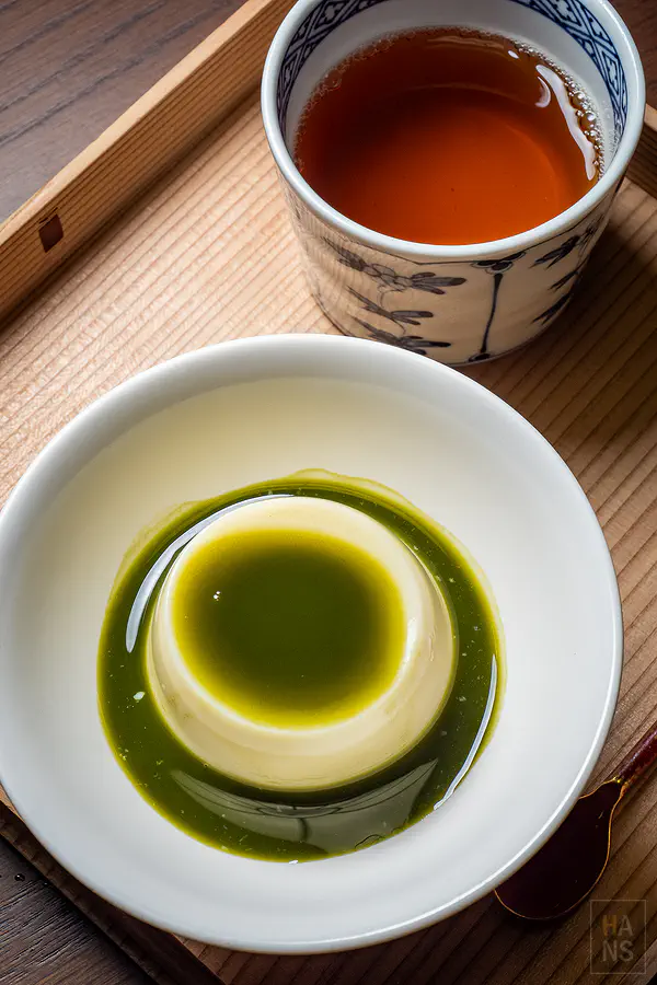 淋上抹茶糖漿口感綿密滑順的特製茶香布丁