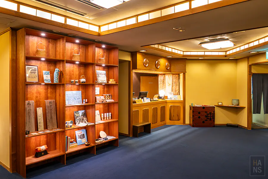 大村屋寬敞的大廳展示櫃與休憩空間