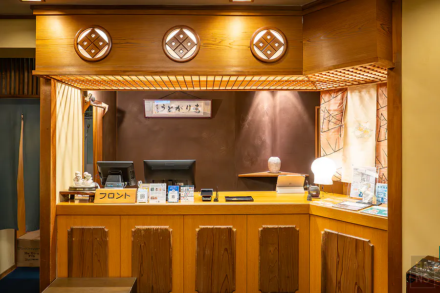 大村屋接待櫃檯正面視角與溫馨燈光