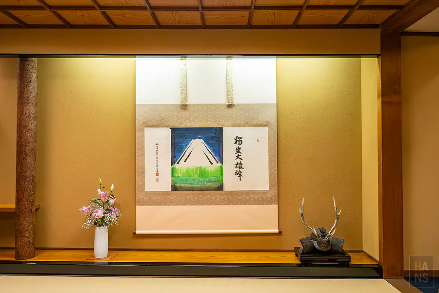 大村屋館內的富士山掛軸與傳統武士頭盔