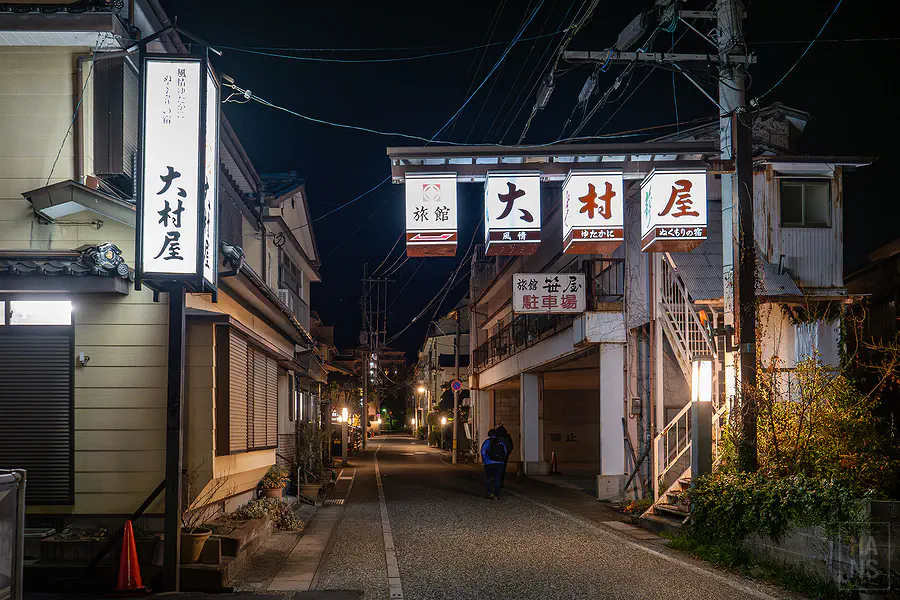 夜晚的嬉野溫泉街道與大村屋發光招牌
