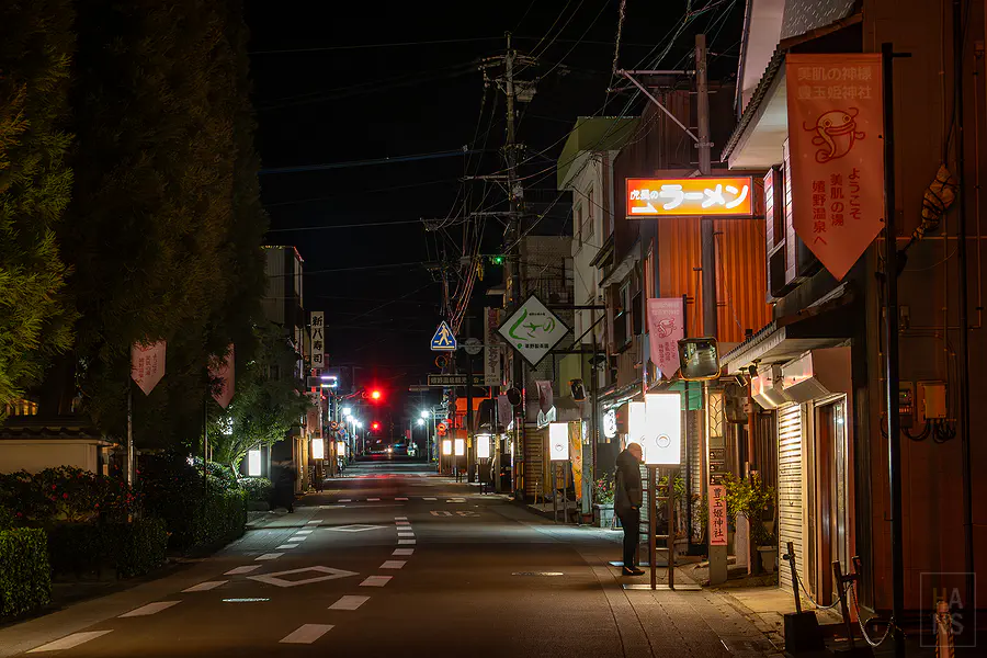 嬉野溫泉街道夜景與商店