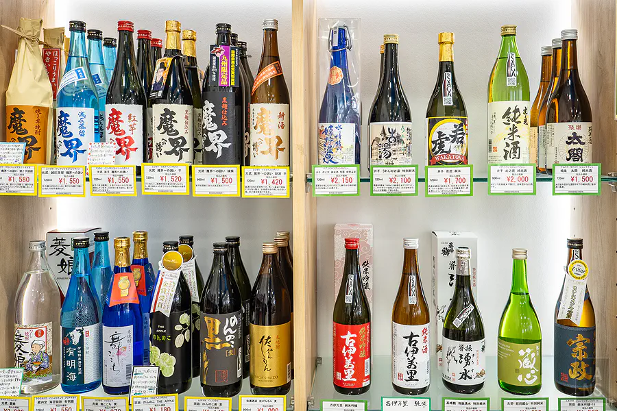 展示區一隅擺放的特色伴手禮與在地名產