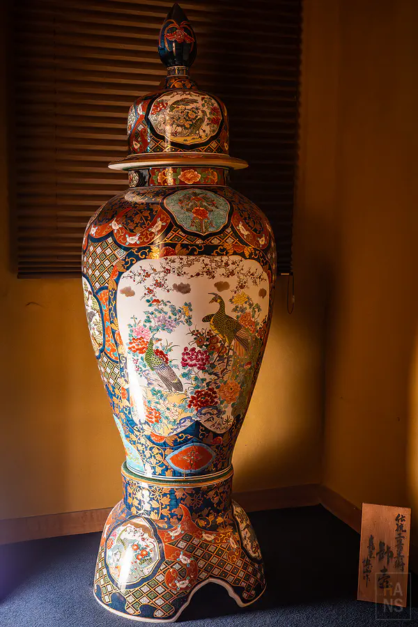 大村屋走廊展示的華麗有田燒巨型彩繪瓷器