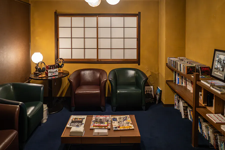 大村屋走廊上的專屬迷你視聽室與復古皮沙發