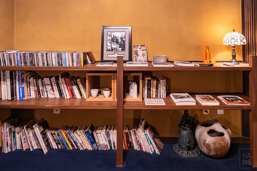 視聽室層架上豐富的精選CD收藏與音樂書籍