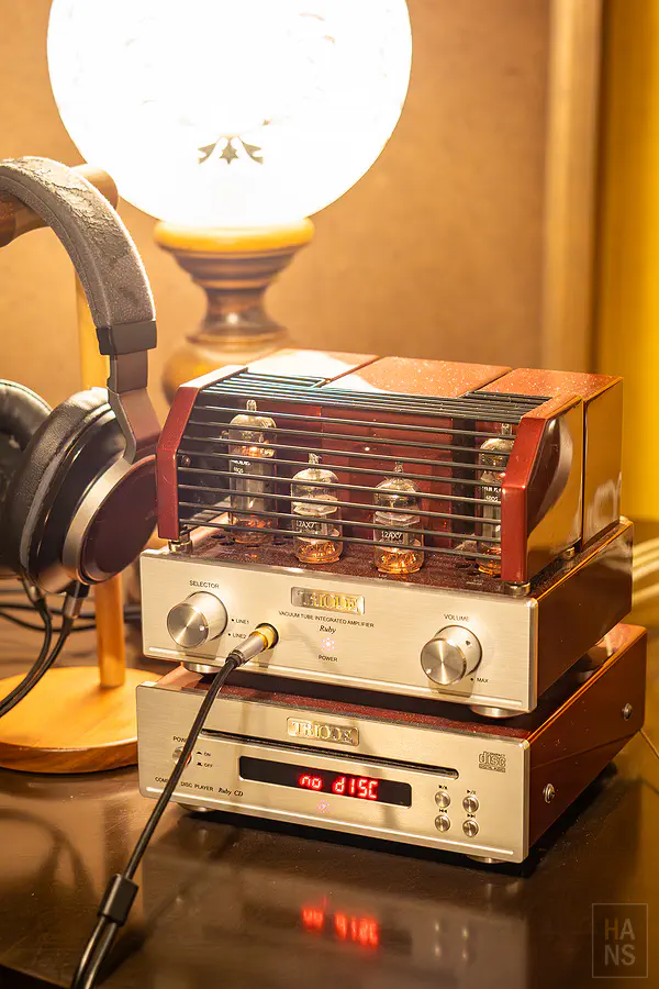視聽室配備的Triode Ruby真空管擴大機與耳機