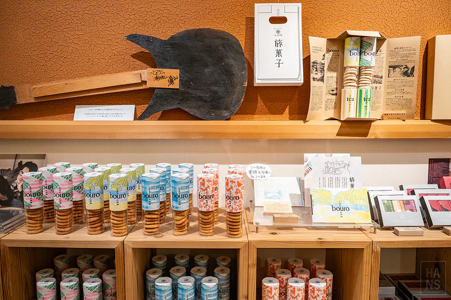 包裝精美的佐賀銘菓丸房露與嬉野茶禮盒