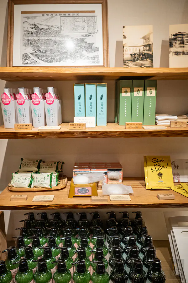 小賣部販售添加嬉野溫泉精華的特色保養品