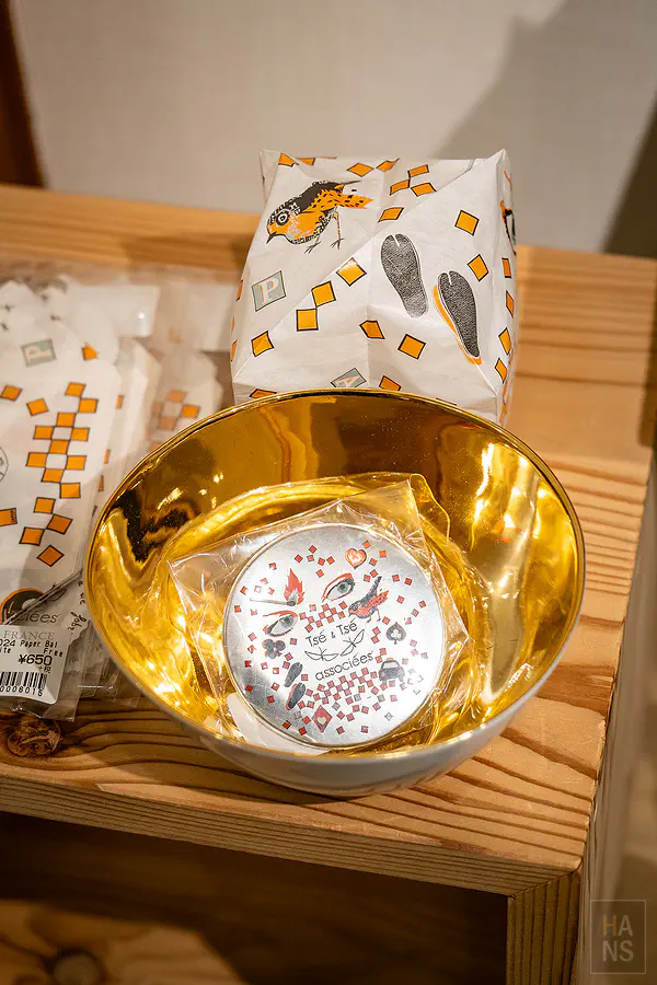 小賣部陳列的精緻設計款生活雜貨與金色瓷碗