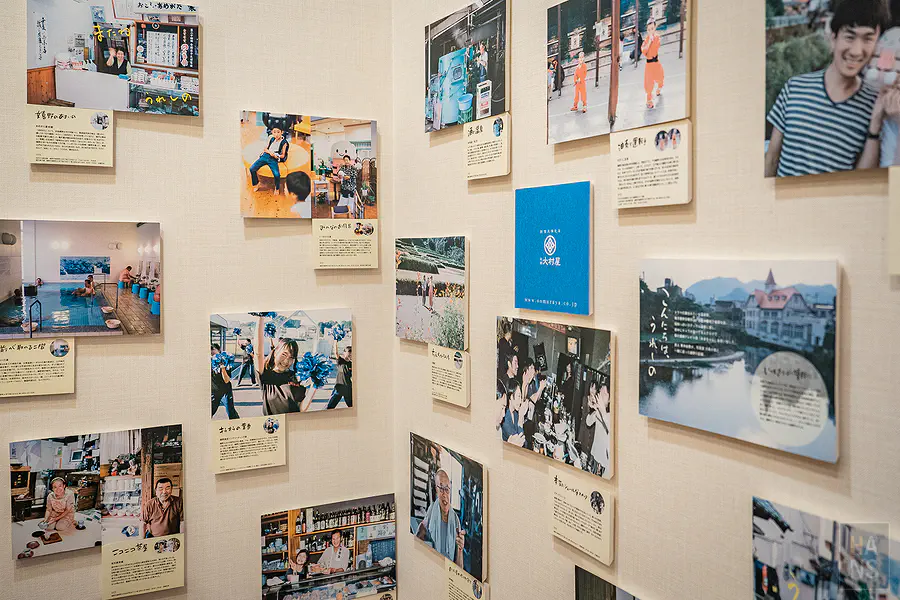 小賣部牆上充滿溫馨人情味的歷史照片與旅客合影