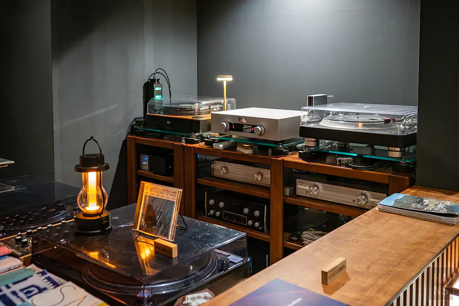 Music Bar吧檯區專業的高級黑膠唱盤機設備