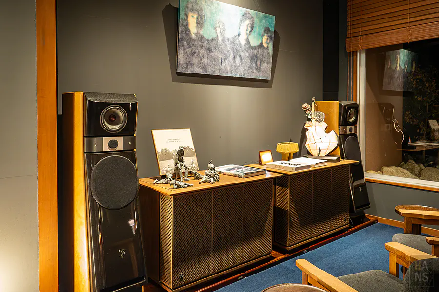 Music Bar內高檔的Focal落地喇叭與瓷器電吉他