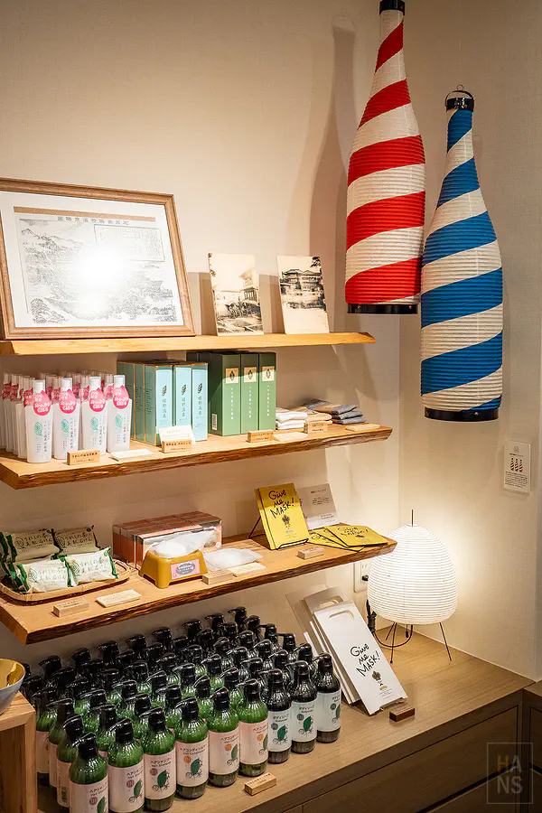 各式溫泉保養品與充滿日式風情的造型燈籠