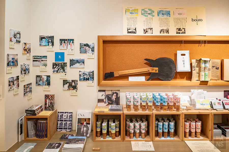 小賣部牆上的吉他造型招牌與豐富伴手禮