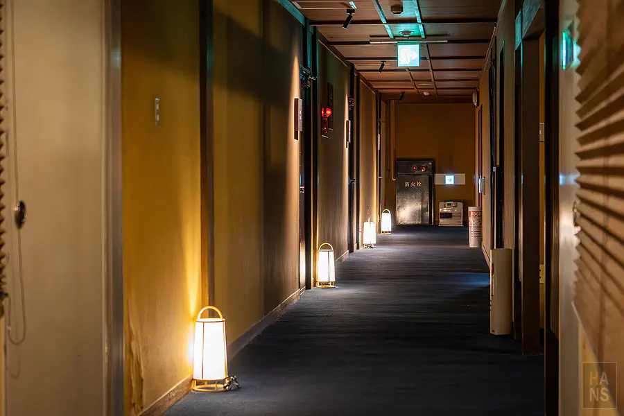 大村屋微光點綴的寧靜客房走廊