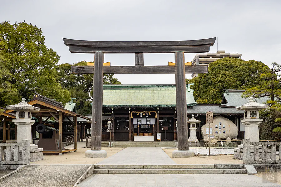 佐嘉神社境內獨特的陶瓷鳥居