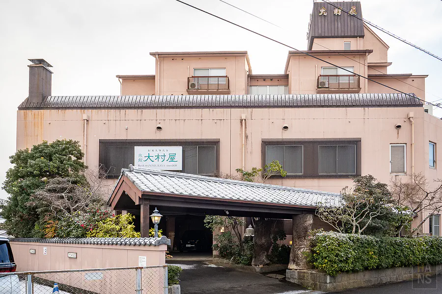 佐賀嬉野溫泉大村屋白天的粉色外觀與雪景