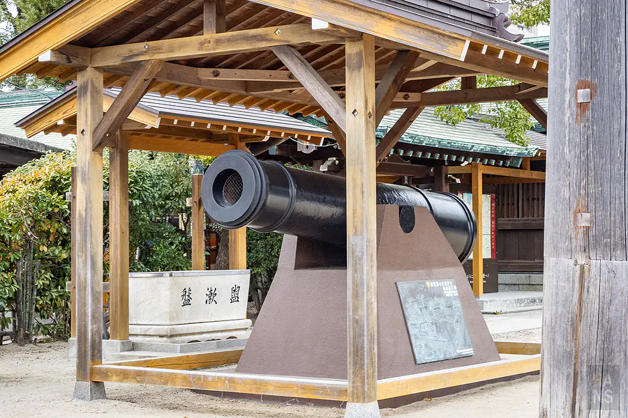 佐嘉神社內展示的反射爐與巨大砲