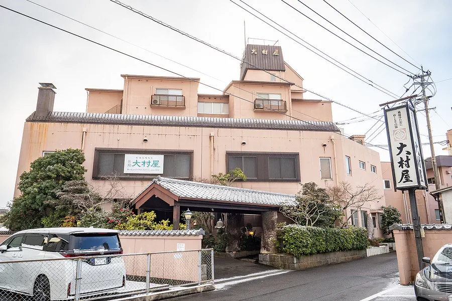 大村屋旅館建築側拍與專屬停車場外觀