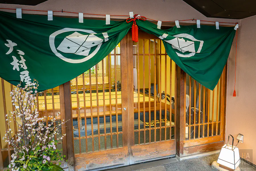 大村屋日式木造大門與綠色家徽暖簾