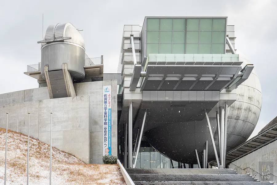 佐賀縣立宇宙科學館的天文台圓頂與前衛的建築線條
