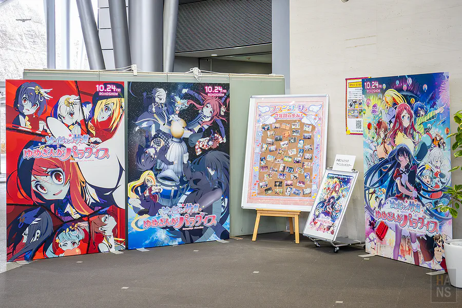 館內展出的佐賀偶像是傳奇動漫聯名活動立牌與紀念海報