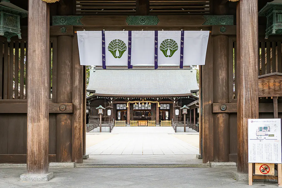 佐嘉神社掛著神紋布幔的木造神門