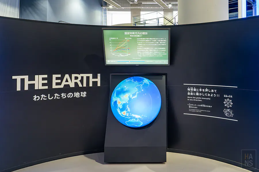 一樓展示地球暖化與溫室氣體變化的發光地球儀裝置