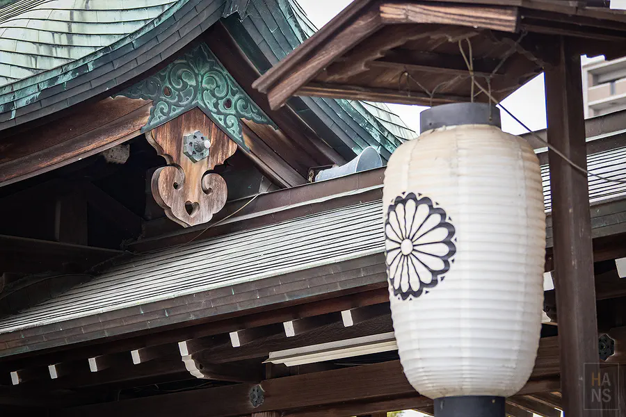 佐嘉神社屋簷下的傳統燈籠與木造結構