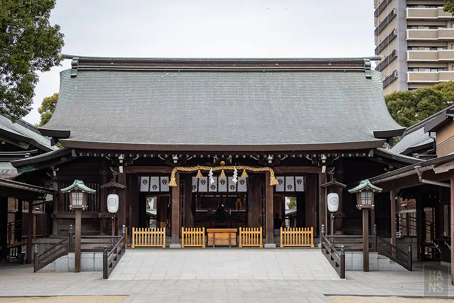 佐嘉神社本殿正面宏偉的木造建築