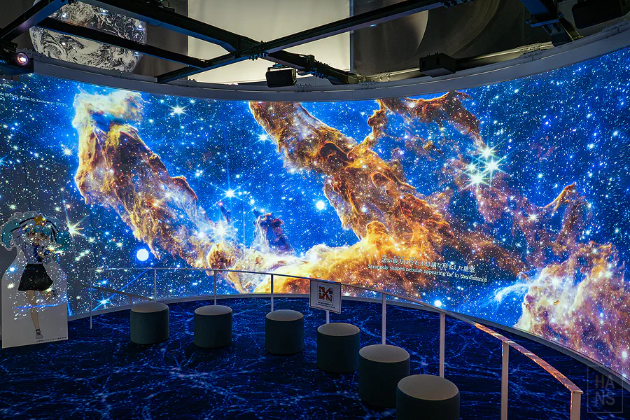 環繞式的巨大螢幕播放著壯觀的星雲與深空宇宙影像