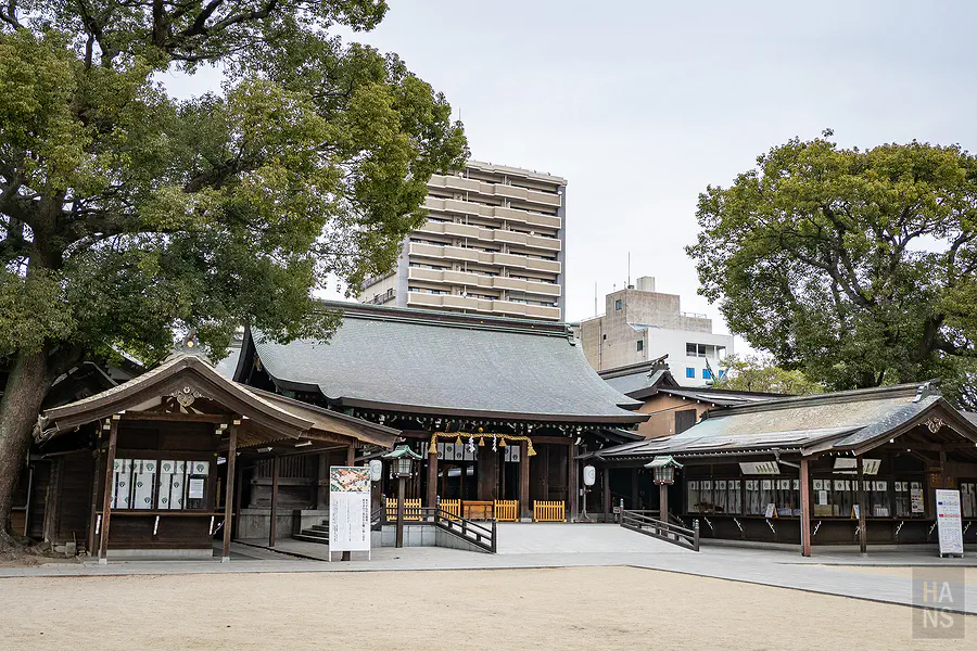 佐嘉神社本殿與一旁的社務所寬廣全景