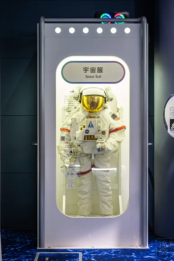 模擬太空梭控制中心的互動區，外觀設計充滿科技感