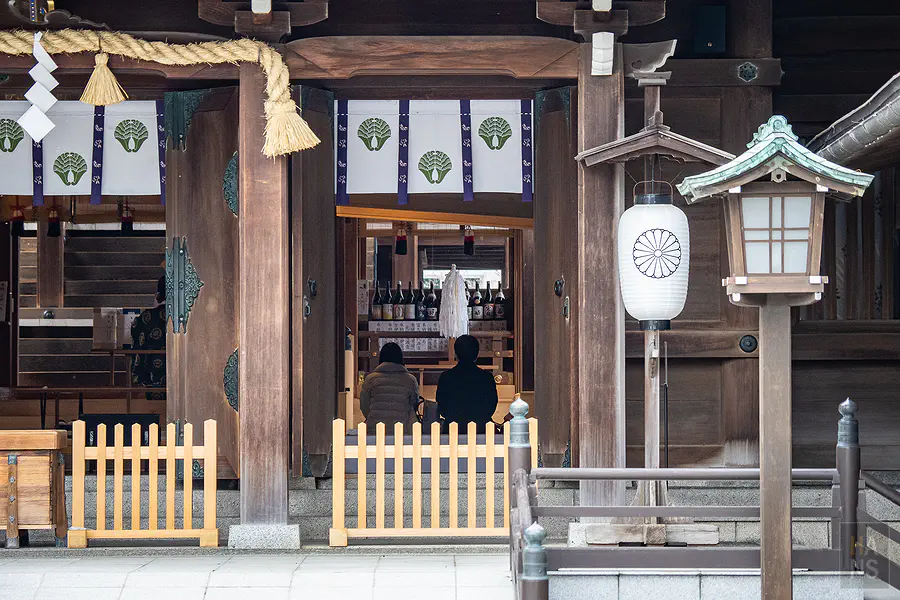 當地民眾於佐嘉神社內虔誠參拜