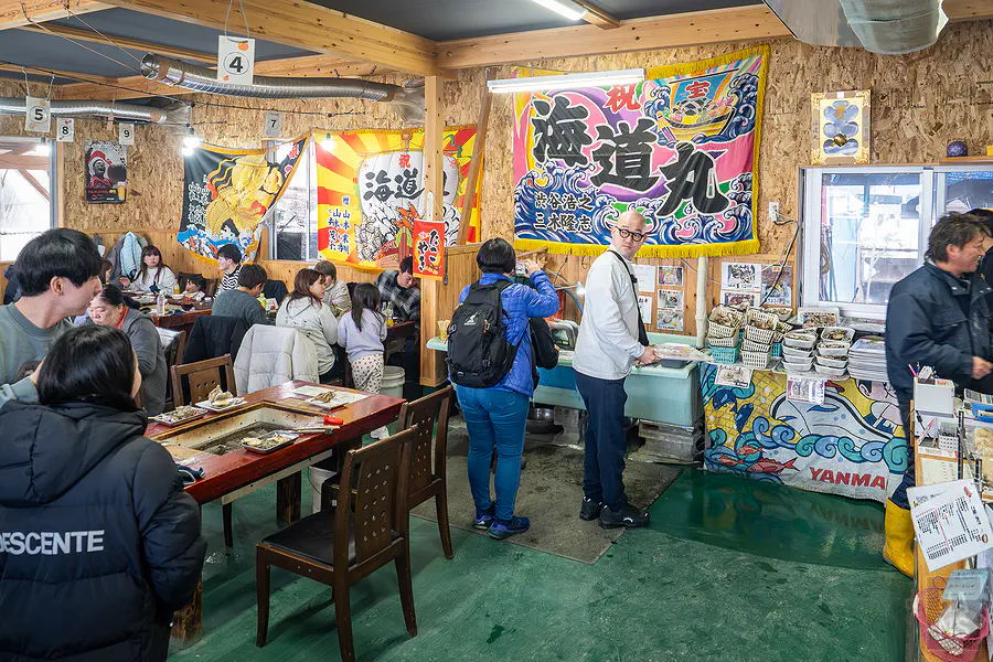 海道丸餐廳內部熱鬧的用餐環境與大漁旗裝飾