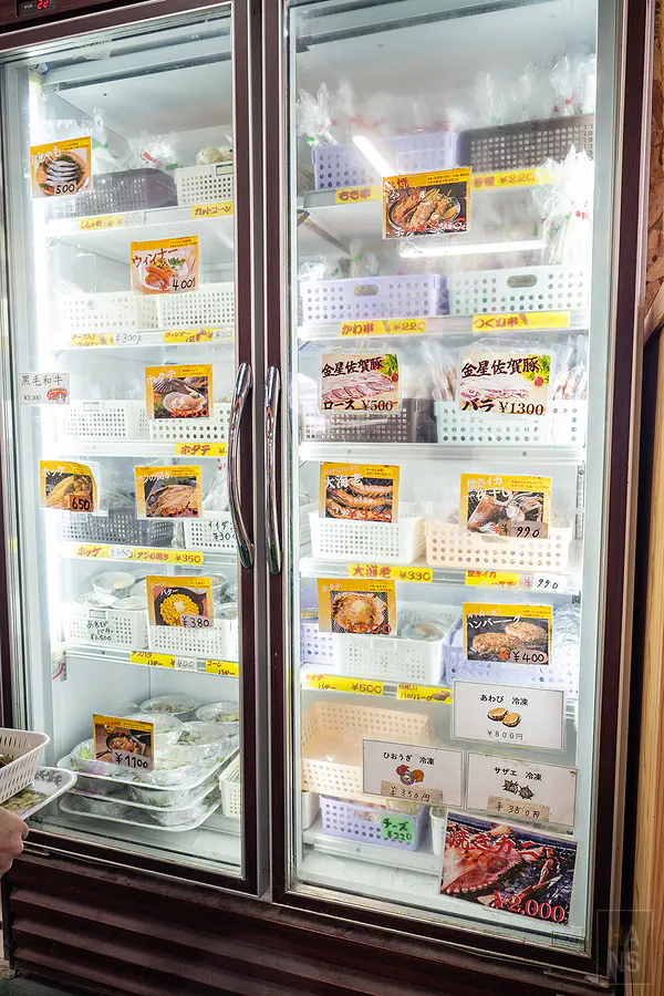 海道丸冰櫃裡提供佐賀牛與各式肉類燒烤食材