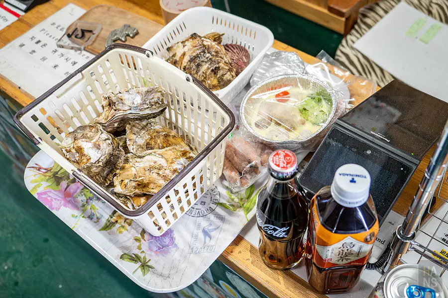 在海道丸櫃檯將挑選好的海鮮與食材秤重結帳