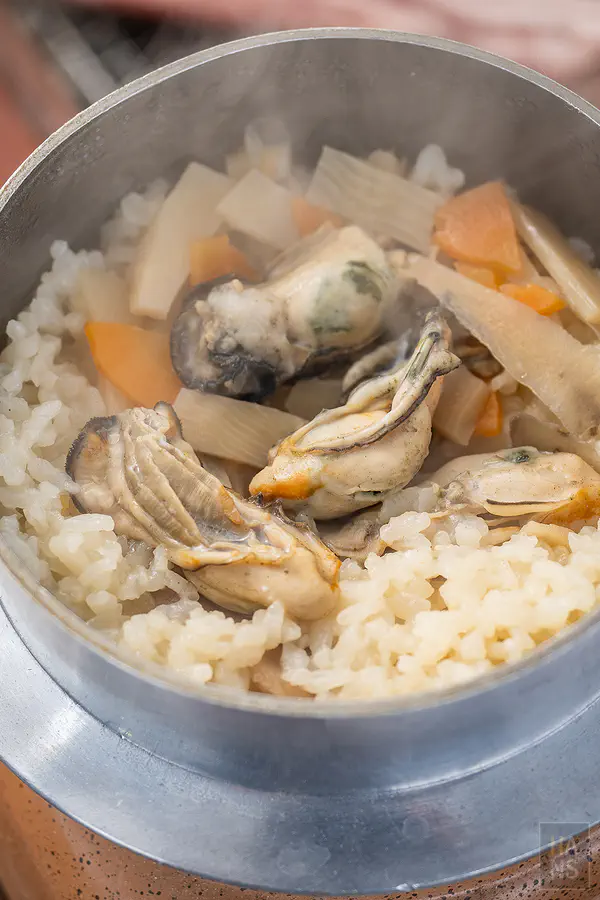 近拍牡蠣釜飯裡飽滿鮮甜的生蠔與炊飯