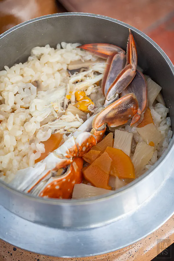 特寫螃蟹釜飯中色澤誘人的蟹腳與配料