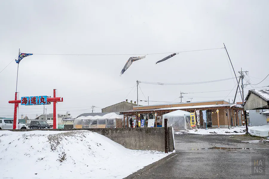 海道丸海鮮炭烤餐廳外觀全景與雪景