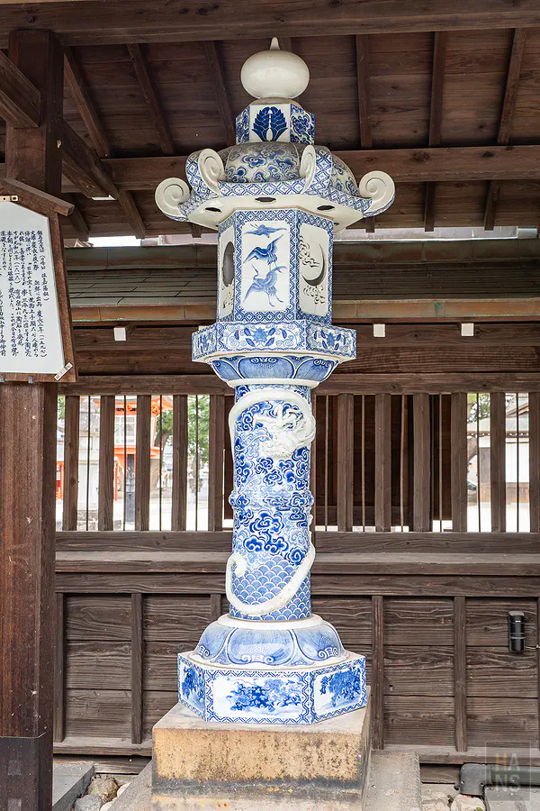 佐嘉神社境內精緻的有田燒陶瓷燈籠