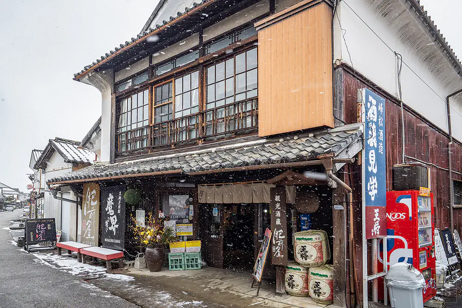 肥前屋門口的王將酒樽與木製招牌