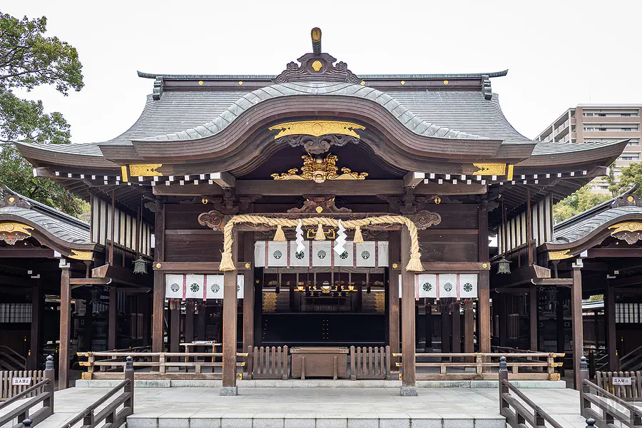 佐嘉神社拜殿正面精緻的唐破風屋頂