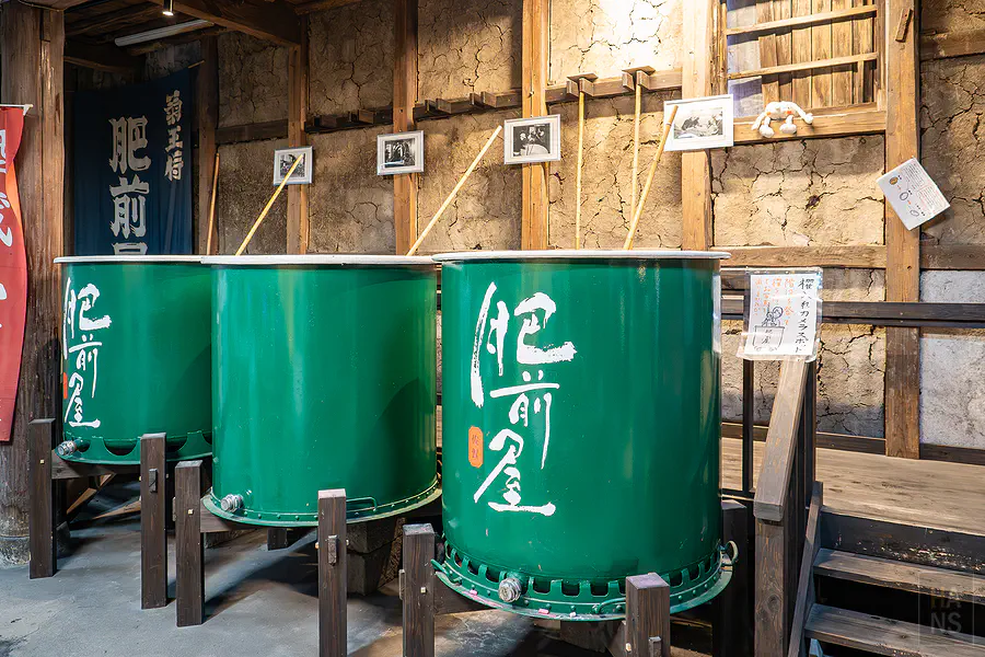 印有肥前屋字樣的綠色儲酒槽