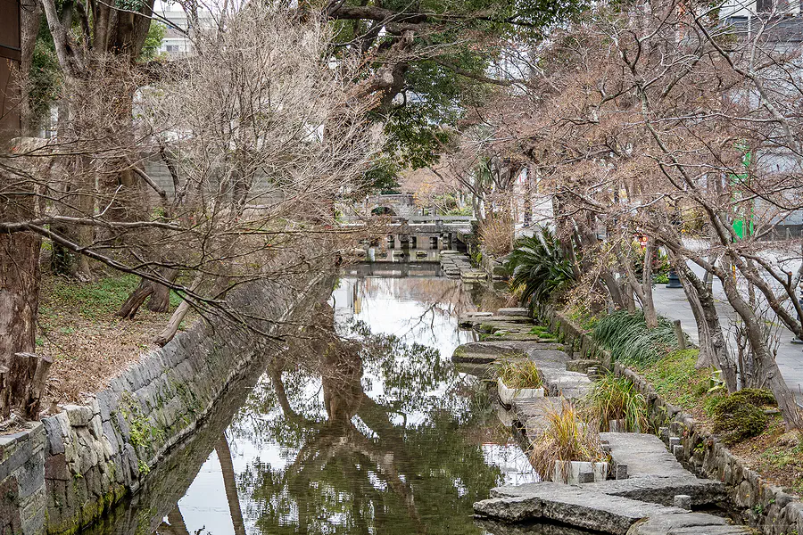 佐嘉神社旁充滿綠意的清澈護城河道