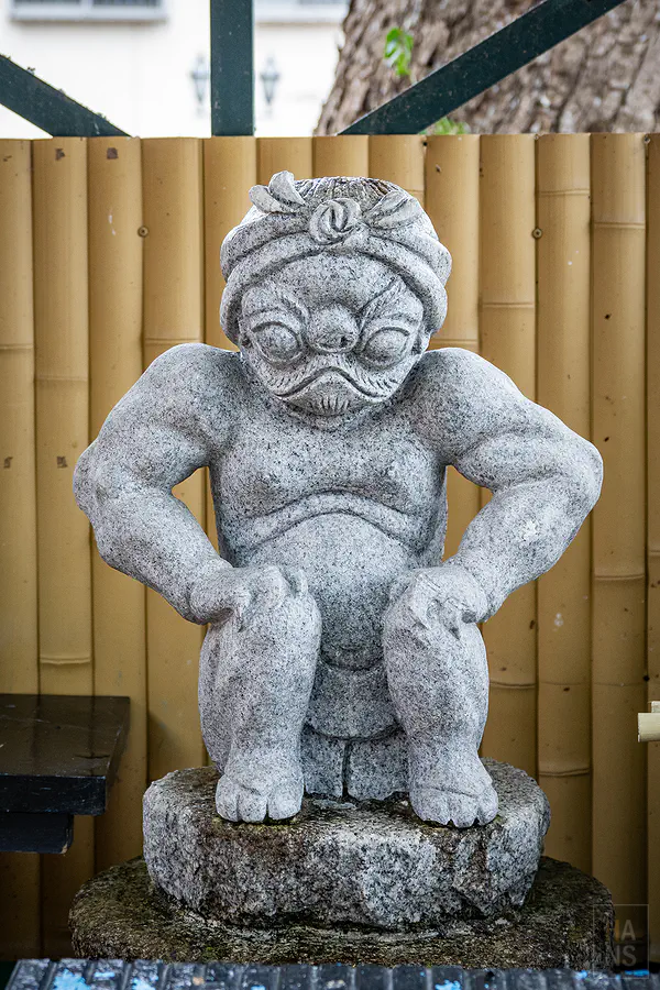 佐嘉神社旁姿態奇特的蹲踞石像