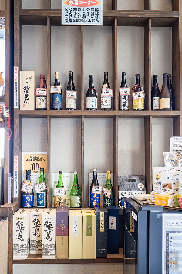 吧台後方豐富的銘酒與商品陳列