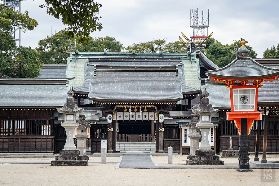 佐嘉神社莊嚴的社殿與庭院景觀
